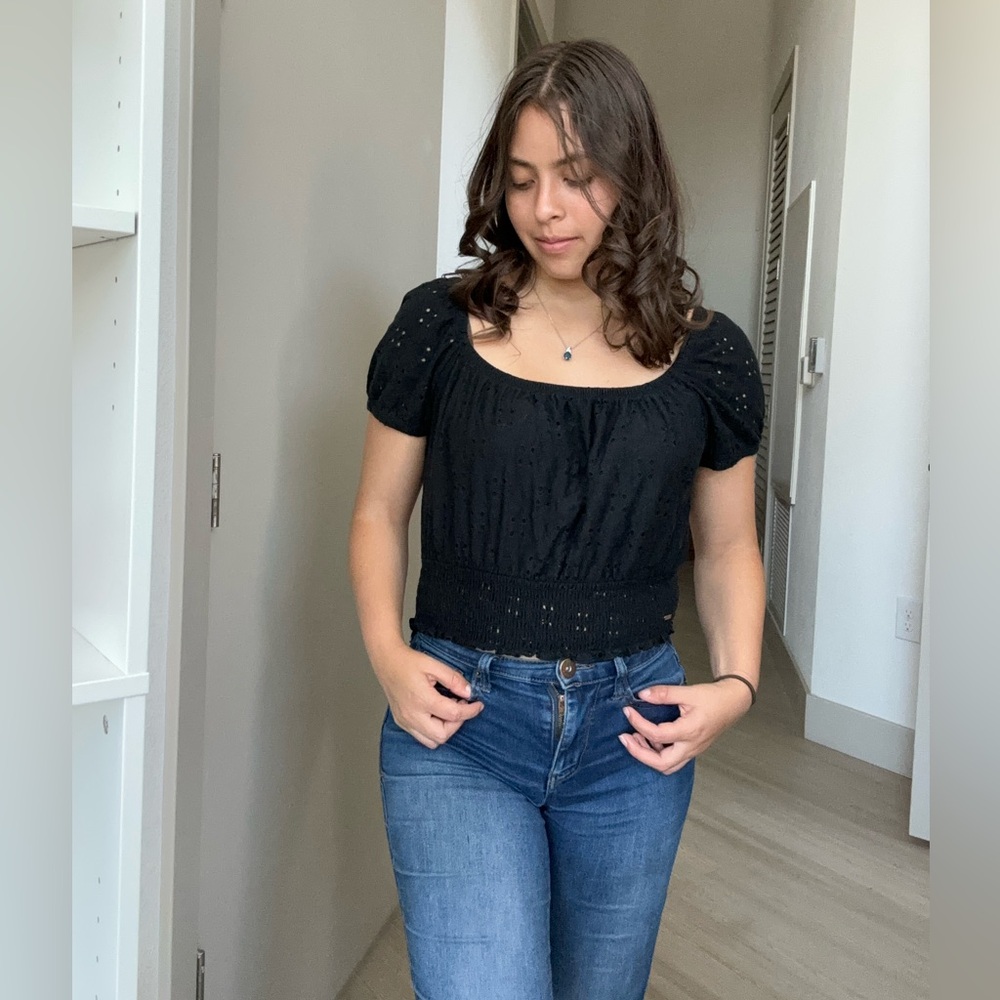Hollister black crop top - M